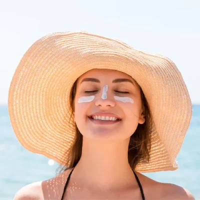 ضد آفتاب استیکی ایزنتری حاوی هیالورونیک اسید SPF50 حجم 22میل